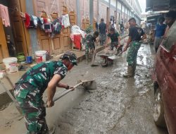 Prajurit Kodam IM Bersihkan Area Pasar Kuala Simpang, Dorong Pemulihan Ekonomi Pasca Banjir.