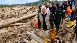Tangis Kak Na Pecah Saat Menyerahkan Bantuan Untuk Korban Banjir di Tamiang.
