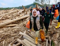 Tangis Kak Na Pecah Saat Menyerahkan Bantuan Untuk Korban Banjir di Tamiang.