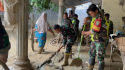 Personel Yonif TP 857/GG Bantu Bersihkan Rumah Lansia Terdampak Banjir di Gampong Adan Pidie.