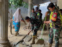 Personel Yonif TP 857/GG Bantu Bersihkan Rumah Lansia Terdampak Banjir di Gampong Adan Pidie.