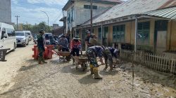 Prajurit Yonif 115/ML bersama Relawan Bersihkan SMA Al – Jamiatul Washliyah Aceh di Tamiang. 