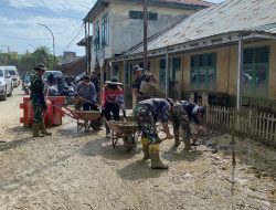 Prajurit Yonif 115/ML bersama Relawan Bersihkan SMA Al – Jamiatul Washliyah Aceh di Tamiang. 