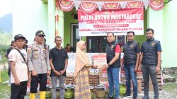 Satreskrim Polres Pidie Serahkan Bantuan Kapolda Aceh Kepada Warga Terdampak Bencana di Tangse. 