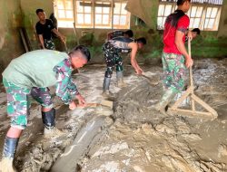 Prajurit Yonif 115/ML bersihkan SDN 04 Kuala Simpang Masih Tertutup Lumpur. 