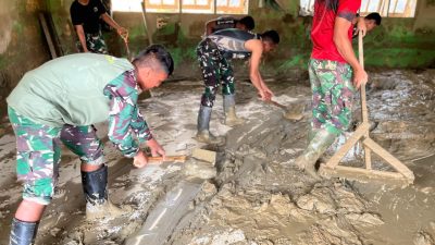 Prajurit Yonif 115/ML bersihkan SDN 04 Kuala Simpang Masih Tertutup Lumpur. 