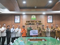 Sekda Aceh Terima Bantuan Solidaritas Pemko Makassar untuk Korban Banjir. 