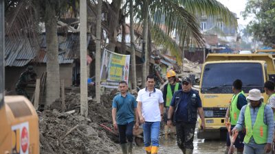Pemerintah Aceh Kerahkan Lima Alat Berat Bersihkan Sekolah di Tamiang. 