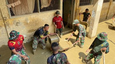 Prajurit Yonif 115/Macan Lauser Bersihkan Sekolah MTSS Darul Ulum di Aceh Tamiang. 