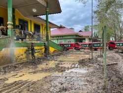 Personel Yonif 115/ML Bersihkan Kantor Kesbangpol Aceh Tamiang. 