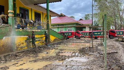 Personel Yonif 115/ML Bersihkan Kantor Kesbangpol Aceh Tamiang. 