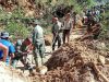 Prajurit Yonif 114/SM bersama warga Gotong Royong Buka Akses Jalan Tertutup Longsor di Bener Meriah. 
