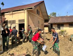Prajurit Yonif 115/Macam Lauser Bersihkan SDN 04 Kuala Simpang. 