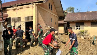 Prajurit Yonif 115/Macam Lauser Bersihkan SDN 04 Kuala Simpang. 