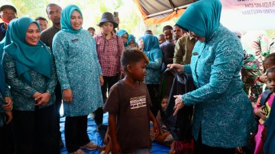 Kak Na Dampingi Ketum TP PKK Pusat Salurkan Bantuan di Aceh Timur.