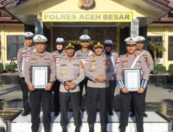 Kapolres Serahkan Tanda Kehormatan Satya Lancana Pengabdian Kepada 22 Personel.