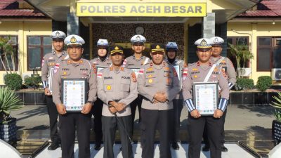 Kapolres Serahkan Tanda Kehormatan Satya Lancana Pengabdian Kepada 22 Personel.