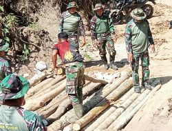 TNI dan Warga Gotong Royong Bangun Jembatan Darurat di Timang Gajah Bener Meriah. 