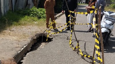 Wakil Ketua Komisi III DPRK Banda Aceh Tuanku Muhammad Tinjau Jalan Amblas di Pango Raya.