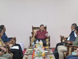 Wagub Aceh Bahas Penanganan Bencana dan Pembangunan Huntara Bersama Wakil Kepala Badan Pengaturan BUMN.