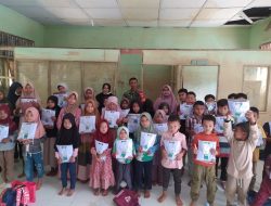 Korem 011/Lilawangsa Bagikan Seragam Sekolah Murid SDN Rantau Panjang Aceh Tamiang.