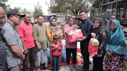 Wawalko Afdhal Serahkan Bantuan Masa Panik untuk Korban Kebakaran Alue Naga