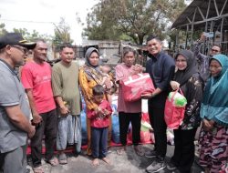 Wawalko Afdhal Serahkan Bantuan Masa Panik untuk Korban Kebakaran Alue Naga