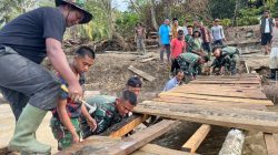 Kodim 0106/Aceh Tengah bersama Warga Perbaiki Jembatan darurat Reje Payung. 