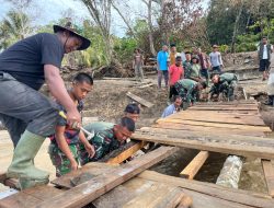 Kodim 0106/Aceh Tengah bersama Warga Perbaiki Jembatan darurat Reje Payung. 