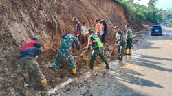 TNI dan Warga Perbaiki Jaringan Air Bersih Pasca tanah Longsor di Alur Gading. 