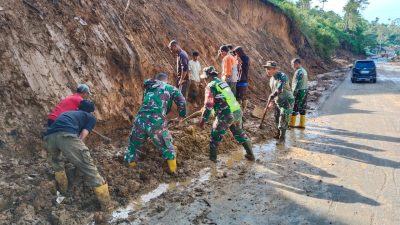 TNI dan Warga Perbaiki Jaringan Air Bersih Pasca tanah Longsor di Alur Gading. 