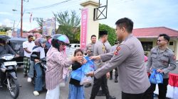 Mahasiswa STIK Angkatan 83/WPS dan Polres Pidie Bagi Takjil Kepada Masyarakat.