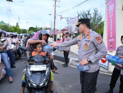 Kapolres Pidie Bersama Ketua Bhayangkari dan Mahasiswa STIK Bagikan Takjil Kepada Warga.