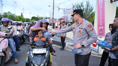 Kapolres Pidie Bersama Ketua Bhayangkari dan Mahasiswa STIK Bagikan Takjil Kepada Warga.