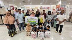 Keuchik Pango Deah Boyong Anak Yatim Belanja Pakaian Di Mall Matahari.