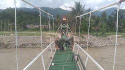 TNI AD Rampungkan Pembangunan Jembatan Gantung di Agara.