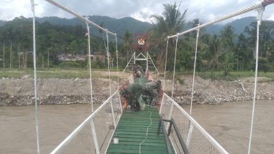 TNI AD Rampungkan Pembangunan Jembatan Gantung di Agara.