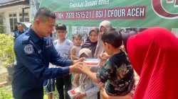 Bidhumas Polda Aceh Bagikan Ratusan Kilogram Kurma Bantuan Kapolda kepada Masyarakat.