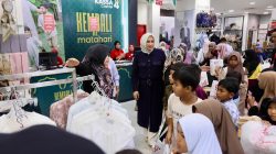 Kak Na Ajak Anak yatim Berbelanja Baju Lebaran di Plaza Aceh. 