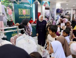 Kak Na Ajak Anak yatim Berbelanja Baju Lebaran di Plaza Aceh. 