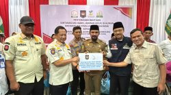 Wagub Aceh Bersama Mendagri dan Mensos Serahkan Bantuan untuk Korban Bencana Aceh Timur. 