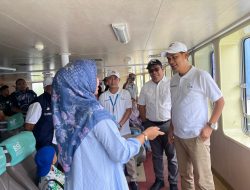 Sekda Aceh Sapa Pemudik di KMP Aceh Hebat 2 Tujuan Sabang.