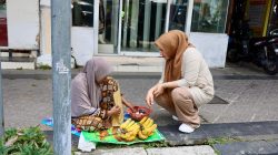 Kak Na Keliling Kota Berbagi Daging Meugang.