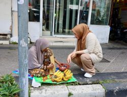 Kak Na Keliling Kota Berbagi Daging Meugang.