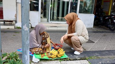 Kak Na Keliling Kota Berbagi Daging Meugang.