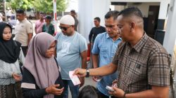 Mualem Bagikan THR di Meuligoe Gubernur Aceh. 