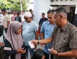 Mualem Bagikan THR di Meuligoe Gubernur Aceh. 