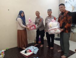 Kapolda Aceh Serahkan Bantuan Untuk Bayi Yang Ditemukan Warga di Mesjid Leupe Lamno. 