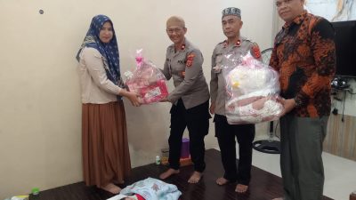Kapolda Aceh Serahkan Bantuan Untuk Bayi Yang Ditemukan Warga di Mesjid Leupe Lamno. 