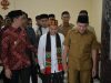 Wagub Sambut Tgk Habibi An Nawawi Dengan Adat Aceh. 